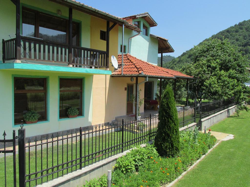Pri Orehite Guesthouse オレシャク エクステリア 写真